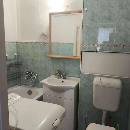 Bright Private In A Shared In The Heart Of Near Puskas Arena בודפשט